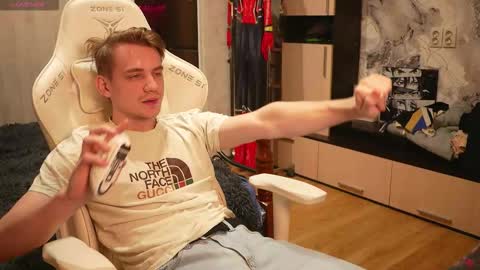 Snapshot of holiday_boys chatting on 27, 11, 2025 Extaz Athrey Howard online show from 27, 11, 2025