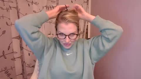 Snapshot of holly_bourbon chatting on 31, 10, 2025 holly_bourbon online show from 31, 10, 2025