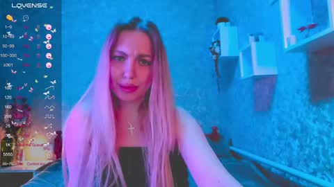 holly_molly8 online show from 2, 1, 2025