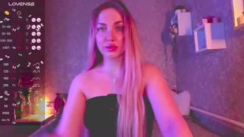 holly_molly8 online show from 10, 1, 2025