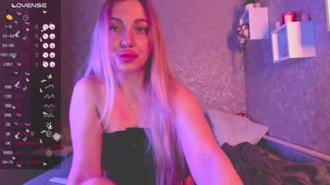 holly_molly8 online show from 12, 1, 2025