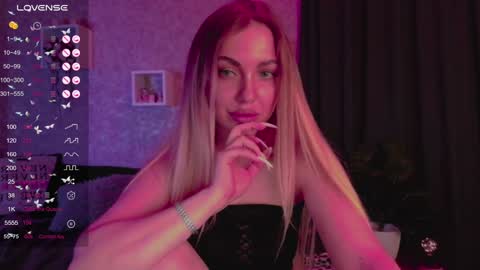 holly_molly8 online show from 28, 1, 2025