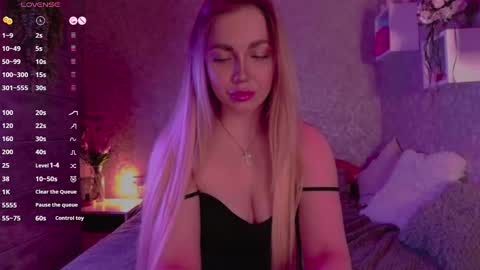 holly_molly8 online show from 7, 3, 2025