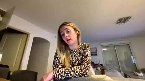 Snapshot of hollyandelon chatting on 26, 10, 2025 hollyandelon online show from 26, 10, 2025