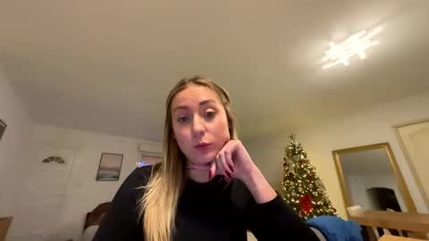 Snapshot of hollyandelon chatting on 4, 12, 2025 hollyandelon online show from 4, 12, 2025