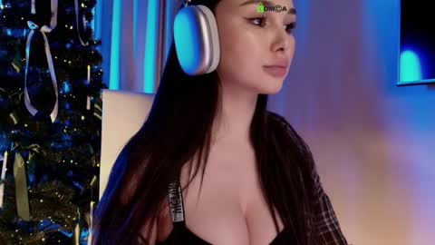 hollyextra online show from 10, 1, 2025