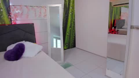 HollyTaillor online show from 9, 9, 2025