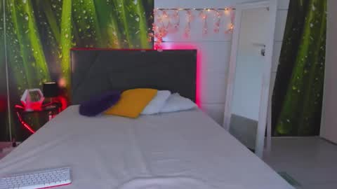 HollyTaillor online show from 17, 10, 2025