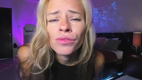 Kira Purrr online show from 2, 3, 2025
