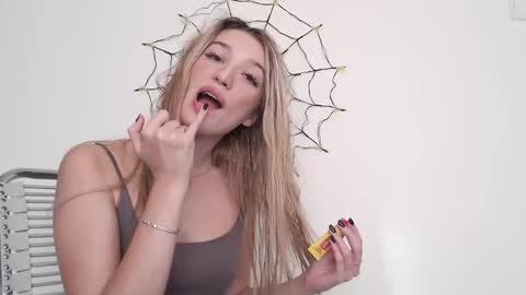 Snapshot of honeyveil chatting on 5, 11, 2025 honeyveil online show from 5, 11, 2025