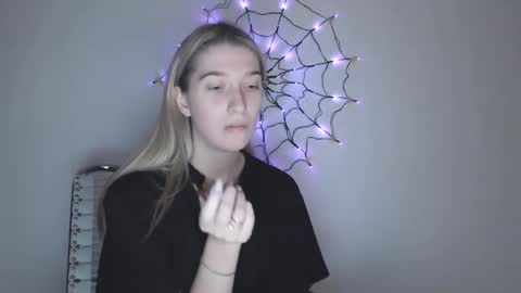 Snapshot of honeyveil chatting on 6, 11, 2025 honeyveil online show from 6, 11, 2025