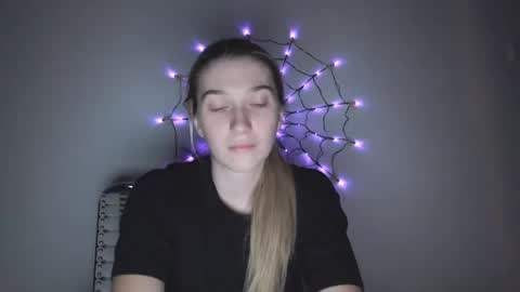 Snapshot of honeyveil chatting on 8, 11, 2025 honeyveil online show from 8, 11, 2025