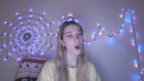 Snapshot of honeyveil chatting on 3, 12, 2025 honeyveil online show from 3, 12, 2025