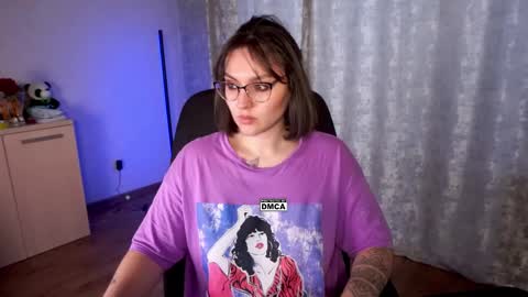 Snapshot of hoot_owl_cb chatting on 22, 10, 2025 Karina online show from 22, 10, 2025