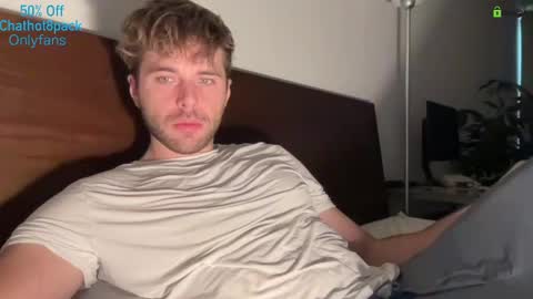 Snapshot of hot8pack01 chatting on 19, 11, 2025 Edward aka Wolf online show from 19, 11, 2025