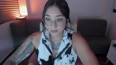 hottbee3645 online show from 10, 1, 2026