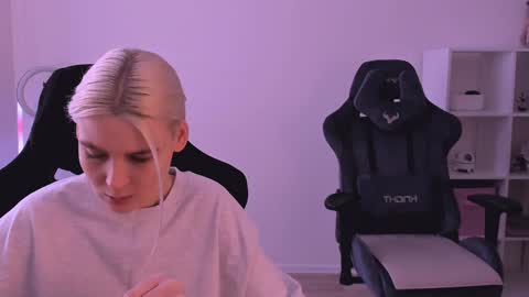 Nessie and Jessie online show from 4, 2, 2025