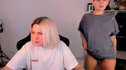 Nessie and Jessie online show from 21, 12, 2025