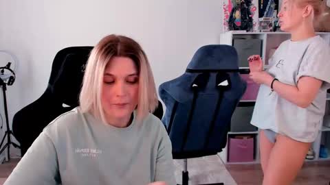 Snapshot of hottyblonds chatting on 12, 3, 2026 Nessie and Jessie online show from 12, 3, 2026