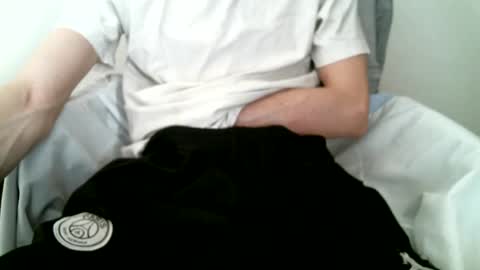 Snapshot of hug_me chatting on 7, 10, 2025 Keanu online show from 7, 10, 2025