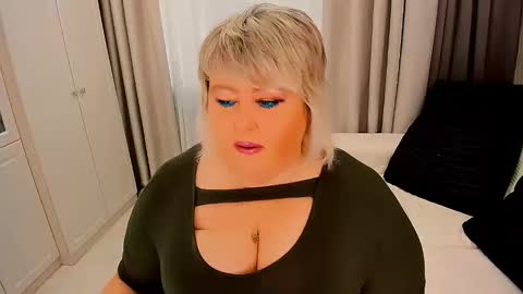 Snapshot of huge_booobs chatting on 17, 10, 2025 milli online show from 17, 10, 2025