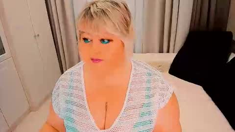 Snapshot of huge_booobs chatting on 22, 10, 2025 milli online show from 22, 10, 2025