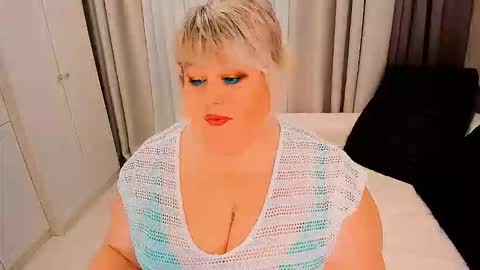 Snapshot of huge_booobs chatting on 22, 10, 2025 milli online show from 22, 10, 2025