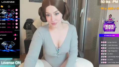 Snapshot of i_esus chatting on 3, 11, 2025 Olivia Alafolix- Fr--je parle fr -en online show from 3, 11, 2025