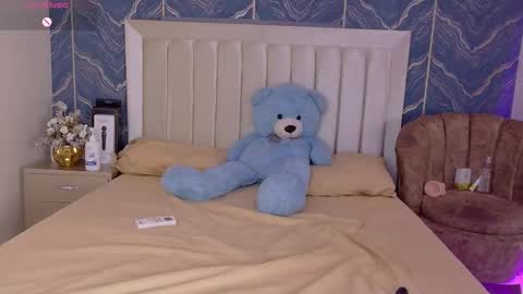 iam_nicolle online show from 4, 12, 2025