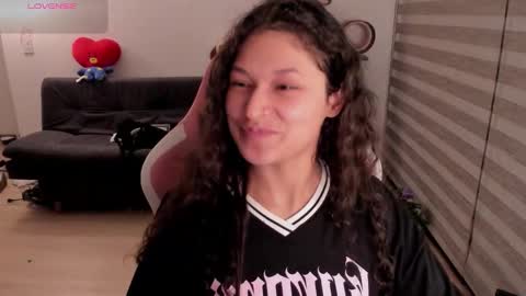 Snapshot of iam_nikki chatting on 25, 10, 2025 On instagram Imm NikkiHelp me reach 100 likes online show from 25, 10, 2025