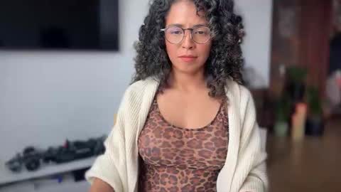 Snapshot of illaroom chatting on 10, 10, 2025 Kloe online show from 10, 10, 2025