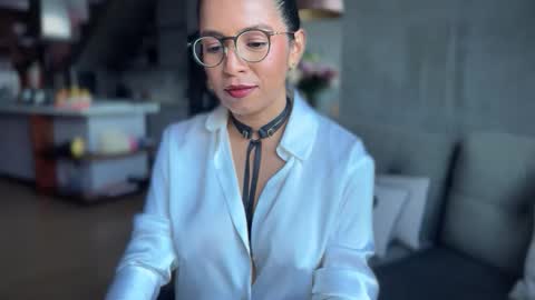 Snapshot of illaroom chatting on 6, 11, 2025 Kloe online show from 6, 11, 2025