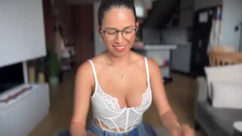 Snapshot of illaroom chatting on 11, 11, 2025 Kloe online show from 11, 11, 2025