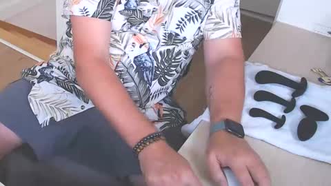 Beachside Lad online show from 3, 2, 2025