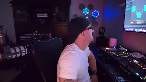 Snapshot of imdjazra chatting on 14, 10, 2025 DJ Azra online show from 14, 10, 2025