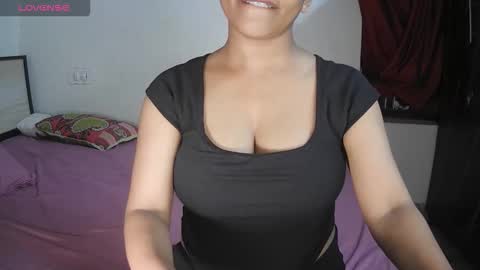 Snapshot of imlovelyrose chatting on 8, 11, 2025 ROSE online show from 8, 11, 2025