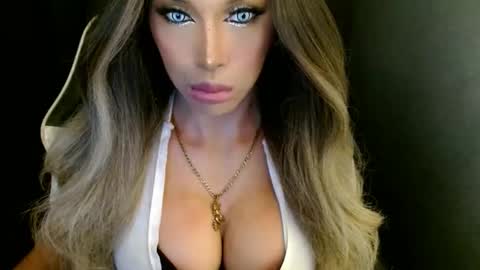 Snapshot of imyour_queen10 chatting on 27, 9, 2025 Queen Gwen online show from 27, 9, 2025