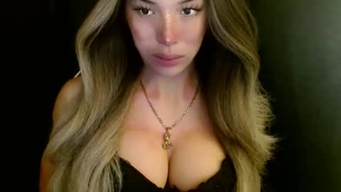 Snapshot of imyour_queen10 chatting on 27, 10, 2025 Queen Gwen online show from 27, 10, 2025