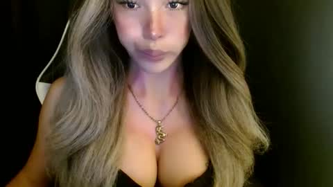 Snapshot of imyour_queen10 chatting on 30, 10, 2025 Queen Gwen online show from 30, 10, 2025