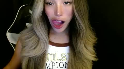 Snapshot of imyour_queen10 chatting on 8, 11, 2025 Queen Gwen online show from 8, 11, 2025