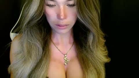 Snapshot of imyour_queen10 chatting on 10, 11, 2025 Queen Gwen online show from 10, 11, 2025