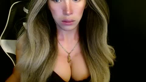 Snapshot of imyour_queen10 chatting on 19, 11, 2025 Queen Gwen online show from 19, 11, 2025