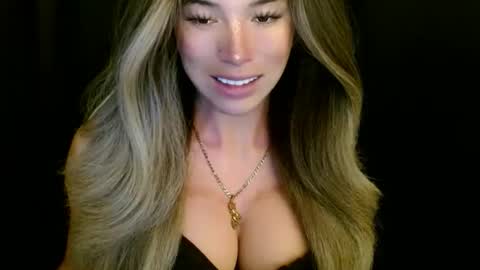 Snapshot of imyour_queen10 chatting on 19, 11, 2025 Queen Gwen online show from 19, 11, 2025