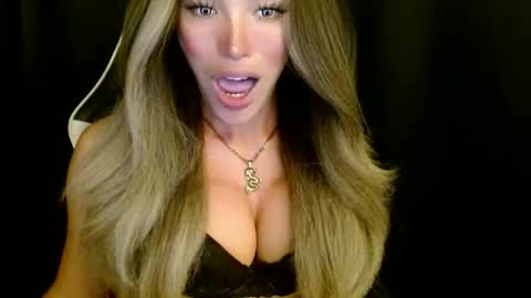 Snapshot of imyour_queen10 chatting on 27, 11, 2025 Queen Gwen online show from 27, 11, 2025