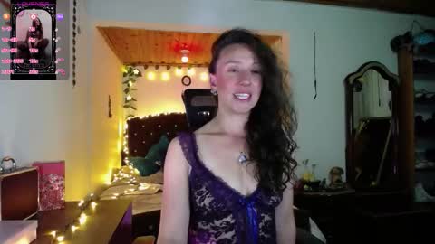 Snapshot of indigo_sativa chatting on 26, 11, 2025 Indigo Wild online show from 26, 11, 2025