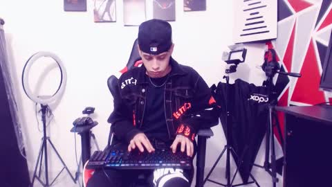 Snapshot of indomitablebeast chatting on 12, 11, 2025 matias online show from 12, 11, 2025