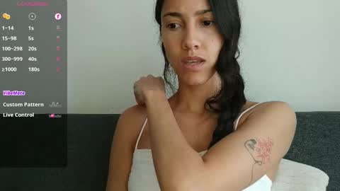 Snapshot of innocentlatiina chatting on 23, 10, 2025 Laroa online show from 23, 10, 2025