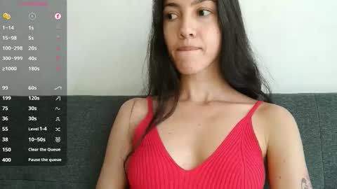 Snapshot of innocentlatiina chatting on 27, 10, 2025 Laroa online show from 27, 10, 2025