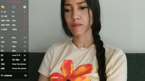 Snapshot of innocentlatiina chatting on 6, 11, 2025 Laroa online show from 6, 11, 2025