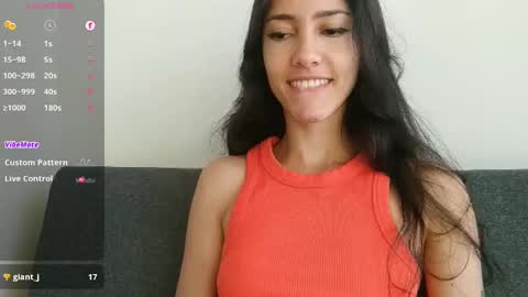 Snapshot of innocentlatiina chatting on 8, 11, 2025 Laroa online show from 8, 11, 2025